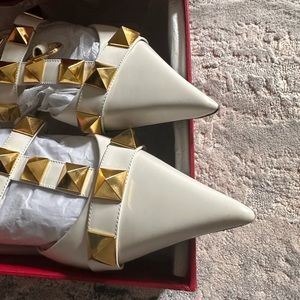 🚨FINAL SALES🚨 Valentino Rockstud kitten heels